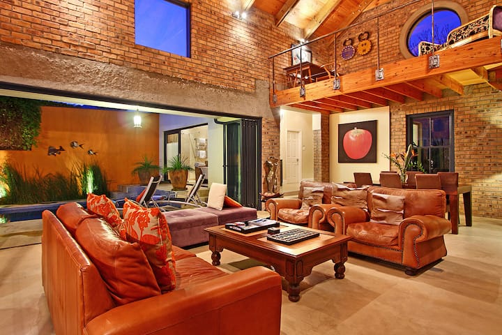 Nooks Pied-a-terre | Architecturally Stunning Home - Franschhoek
