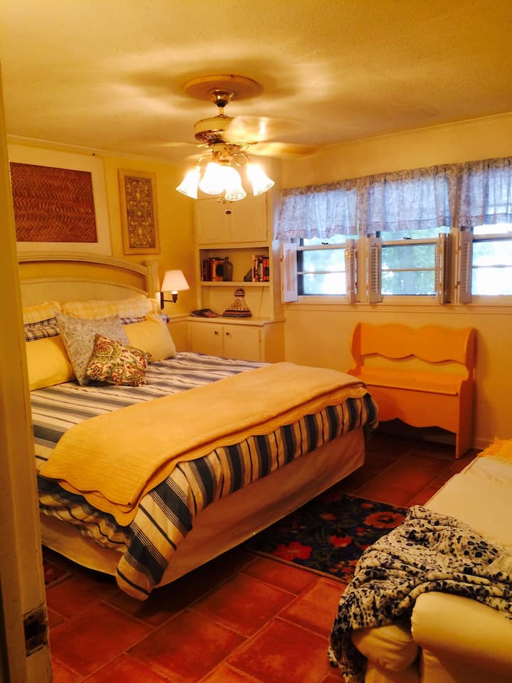 מיטת קינג סייז בחדר השינה הראשי עם  אמבטיה צמודה.