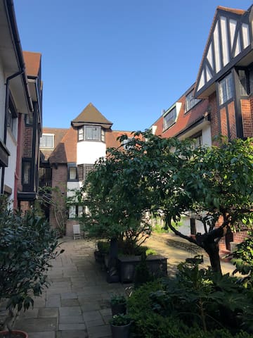 Stunning South Kensington Home across from the V&A gallery image 4