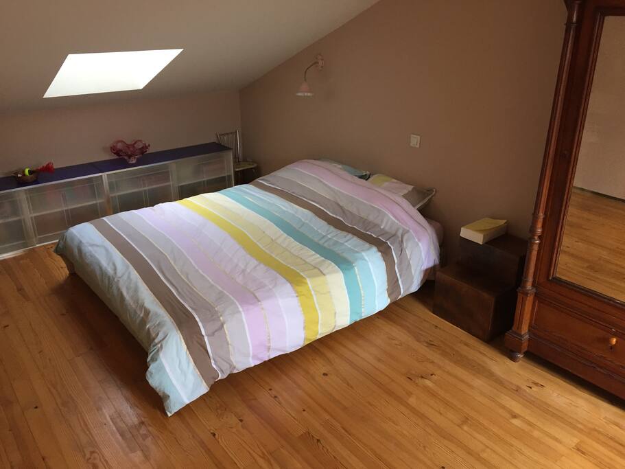 La chambre à l'étage est grande avec 2 arrivées de lumière
