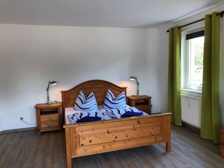 Pogled na prostranu spavaću sobu 