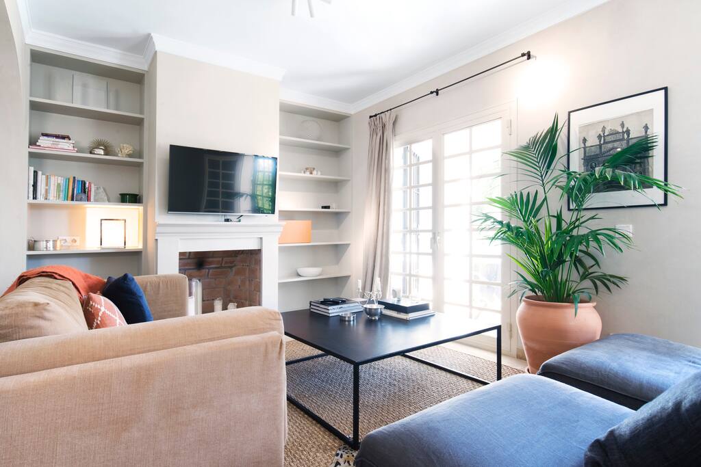Nice and well equipped living room with private garden access, international TV, WiFi, fireplace and more