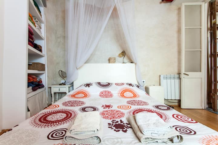 Cama de matrimonio 150 cm de ancha.