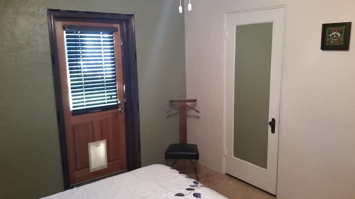 后院门，大卧室里有大衣橱。