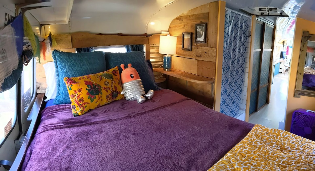 חדר שינה בחלק האחורי של האוטובוס