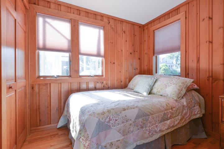 спалня тип „двойно легло“ с изглед към река