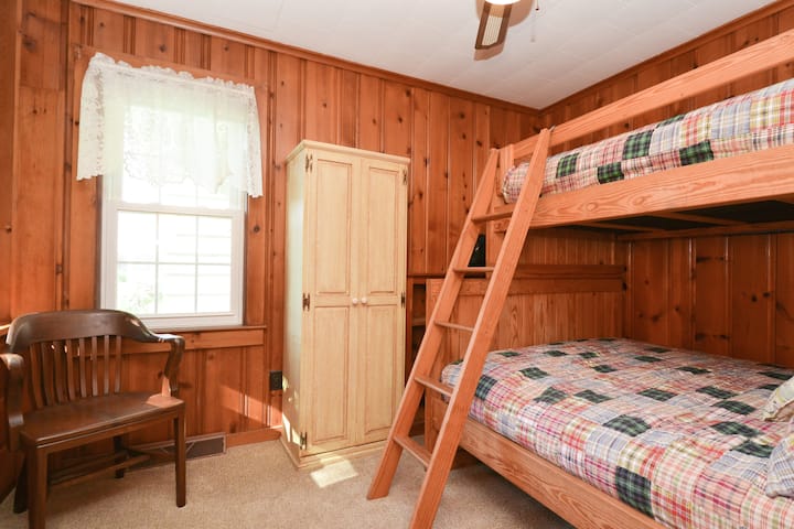 3 - та спалня: двуетажна стая, също с пералня и сушилня