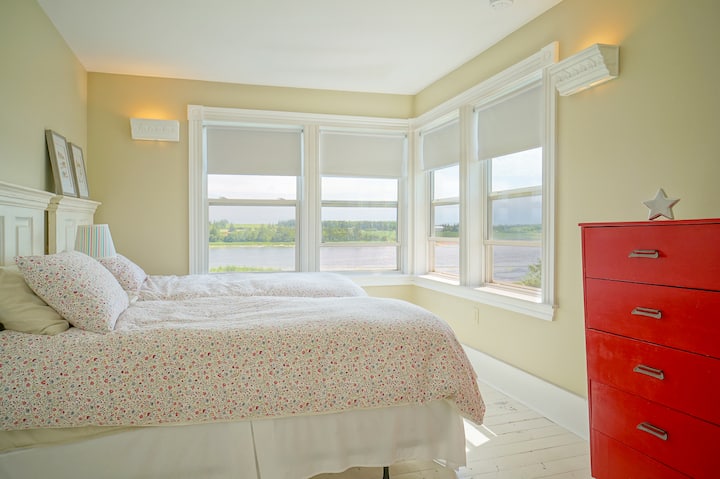 ห้องนอนเตียงคู่พร้อมวิวน้ำ