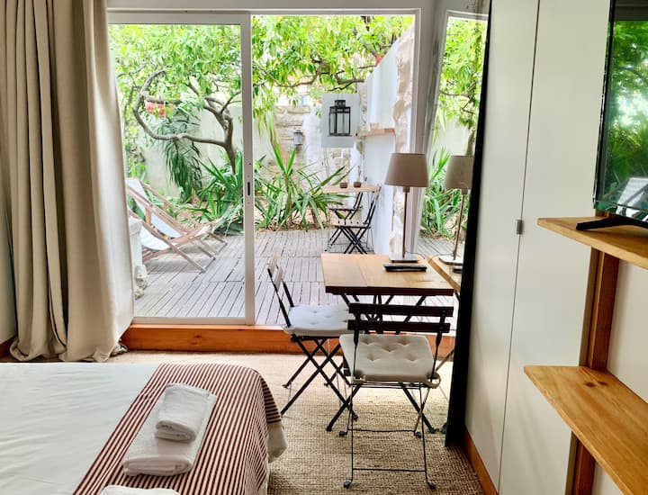 Cozy Central Studio with Private Terrace Apartments for Rent in