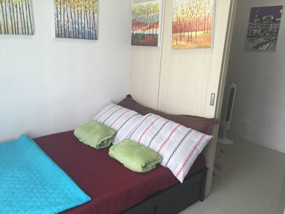 Double bed Pillow option 2: Pillows positioned opposite the split type air conditioner.
Advantage: lower room temperature (colder)