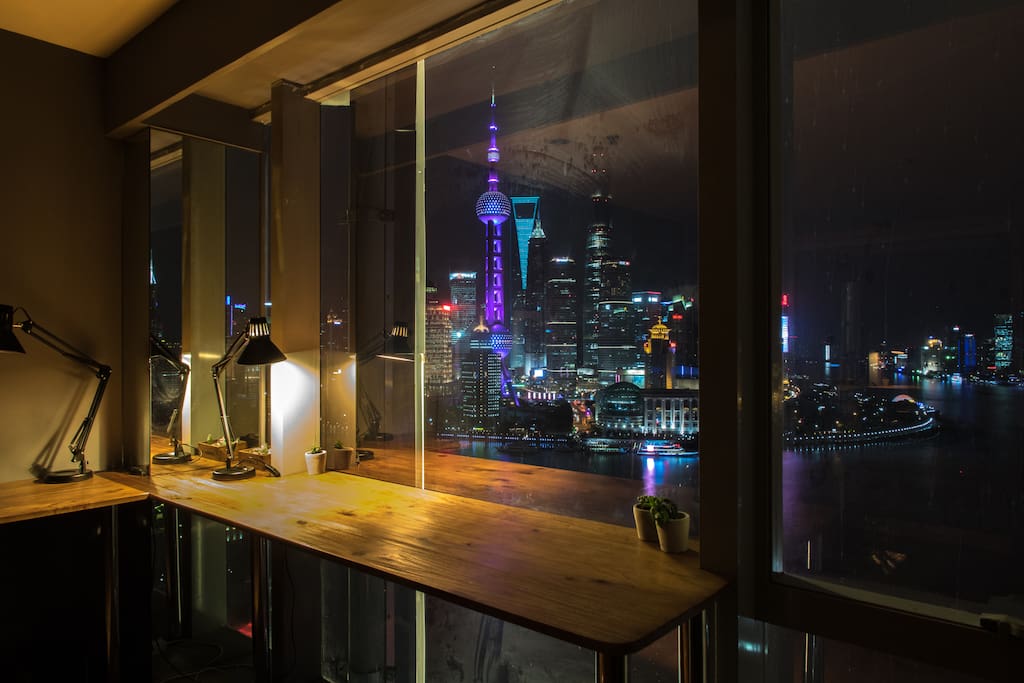 坐看陆家嘴夜景 Enjoy the beautiful night scenery, from your own room!
