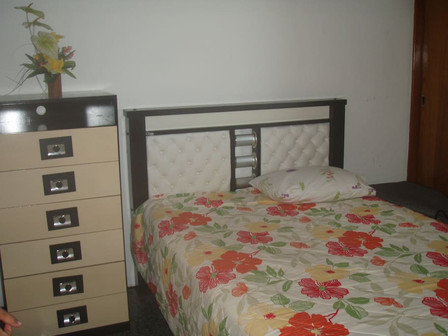 chambres avec lits confortables avec douche et toilettes.