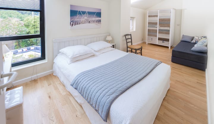 Dvojposteľ a pohovka (2 jednolôžka alebo dvojposteľ).. výhľad na bazén a záhradu