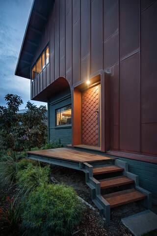 Architectural 3 bedroom Apt with great scenic view gallery image 2