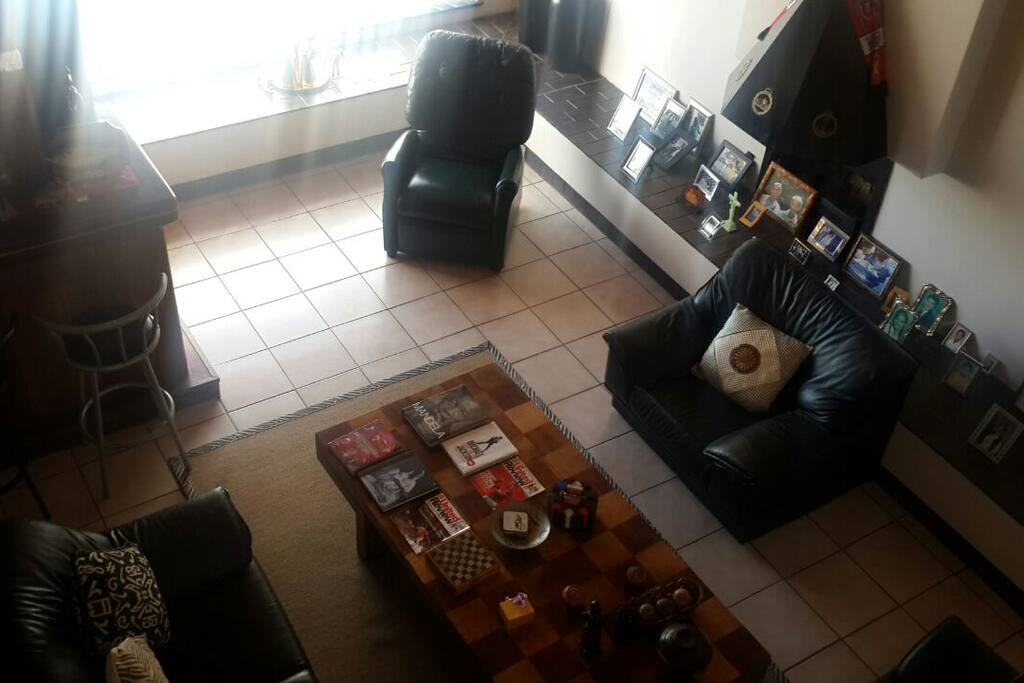 GUEST LOUNGE