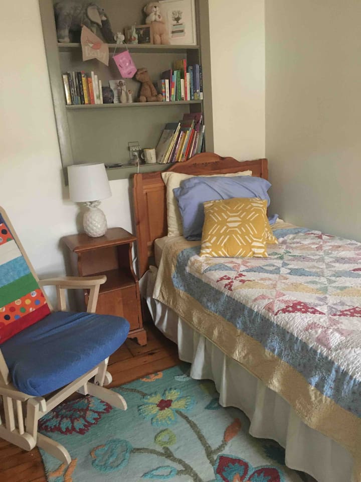 Dormitorio delantero con cama individual y cama para niños pequeños