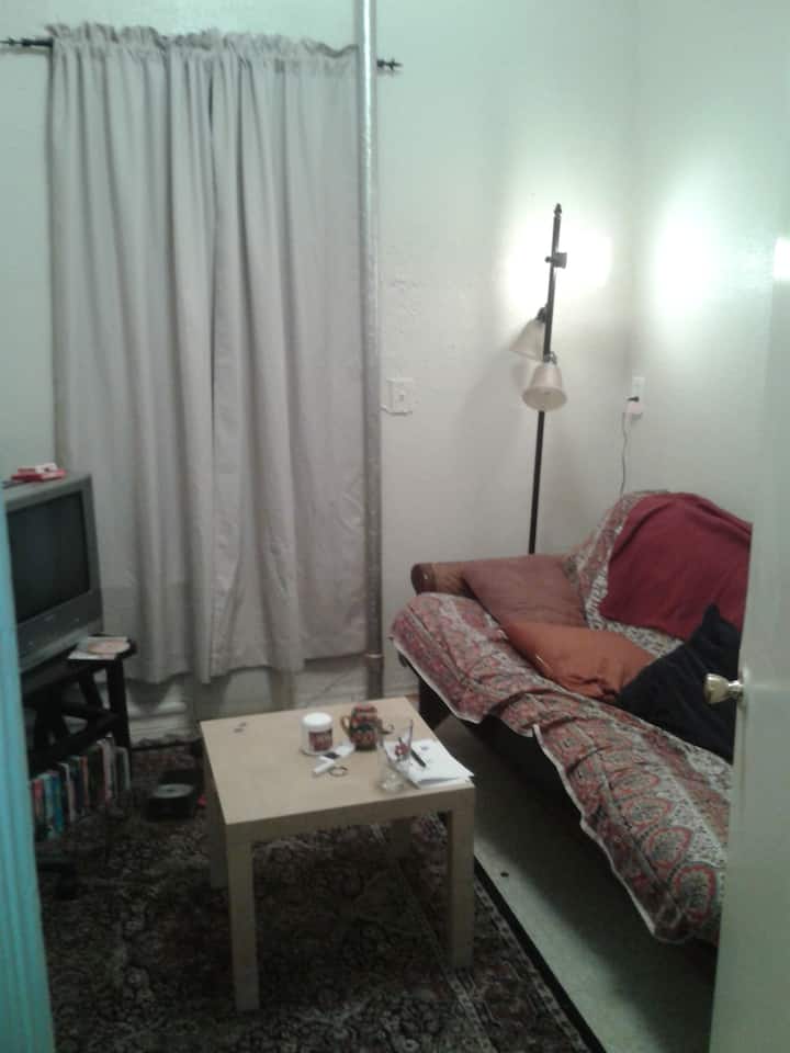 חדר שינה קטן יותר. כעת יש בו מיטה בגודל מלא וארון בגדים/שטח אחסון.