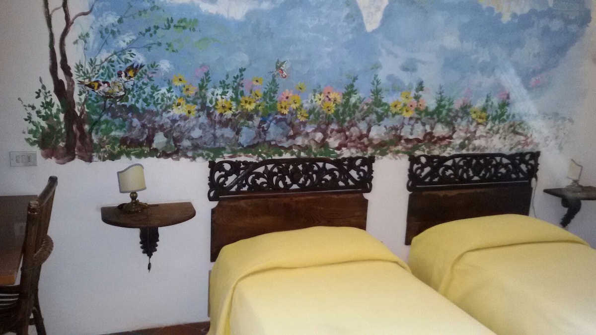 Camera farfalle, piano terra, 2 letti singoli