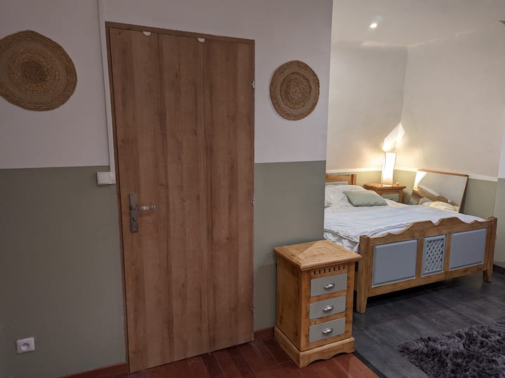 Hovedsoveværelse med brusebad, toilet og jacuzzi