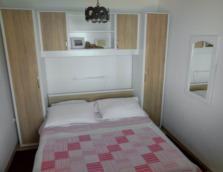 Dormitorio completamente nuevo esperándote.