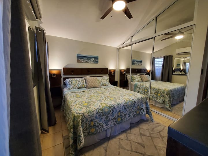 Bračni krevet (
širine 180 - 200 cm) 
50-inčni Smart TV
kabel