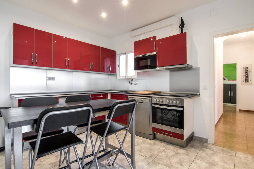 The kitchen fully equipped.