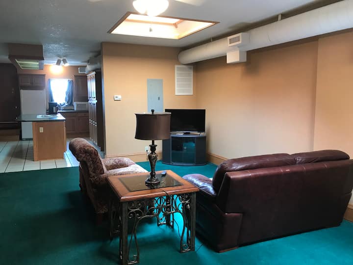 Obývacia izba. 42 v televízore s plochou obrazovkou a prémiový káblový/Wi-Fi balík.