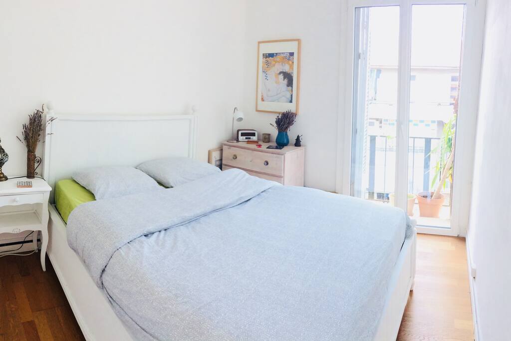 Dormez dans une cosy chambre avec un lit deux places et excellent literie.