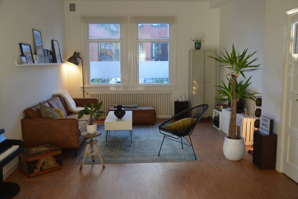 Spacious living room with tv (and Netflix)