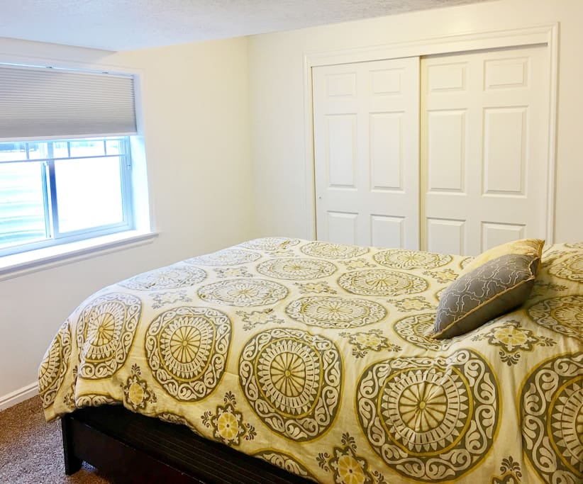 Bedroom Queen Bed/Closet