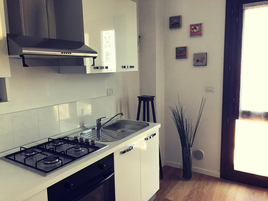 La cucina è dotata di un piccolo balcone vista mare