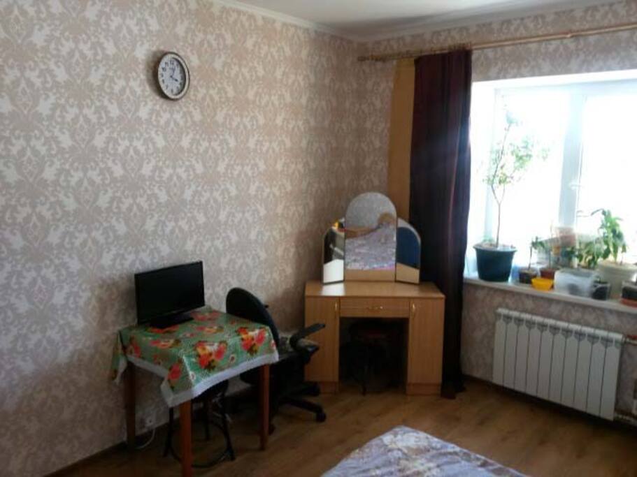 Столик, телевизор, зеркало