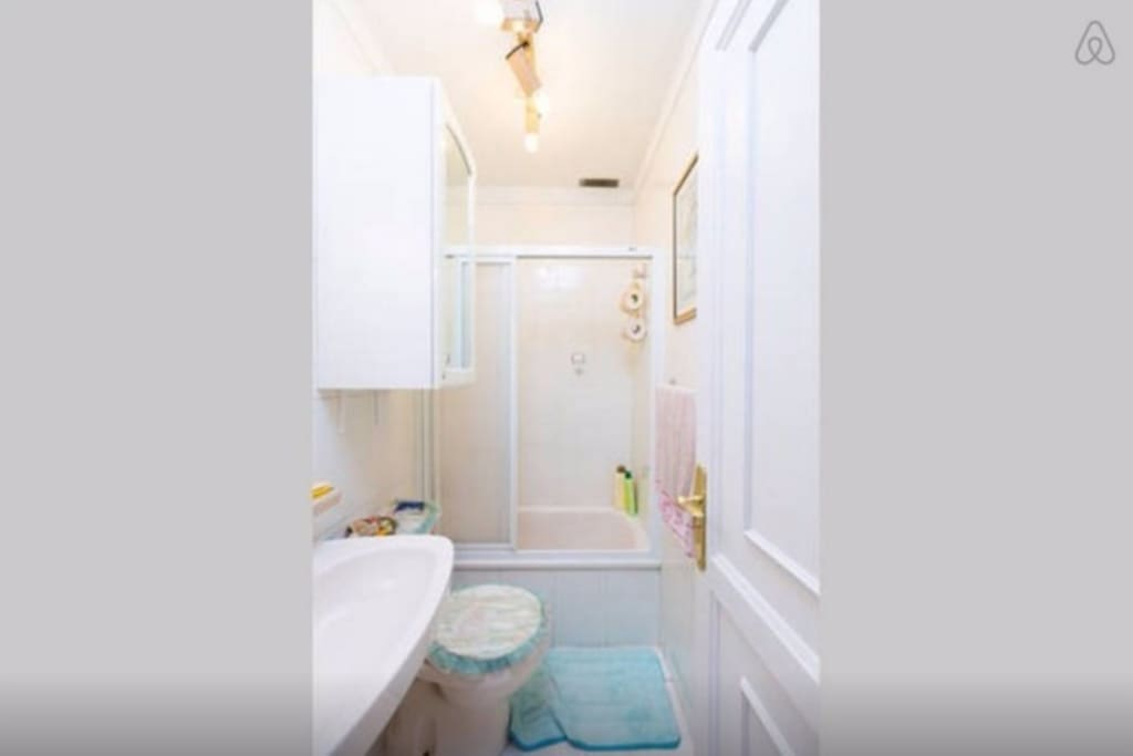 Baño Compartido - Shared Bathroom