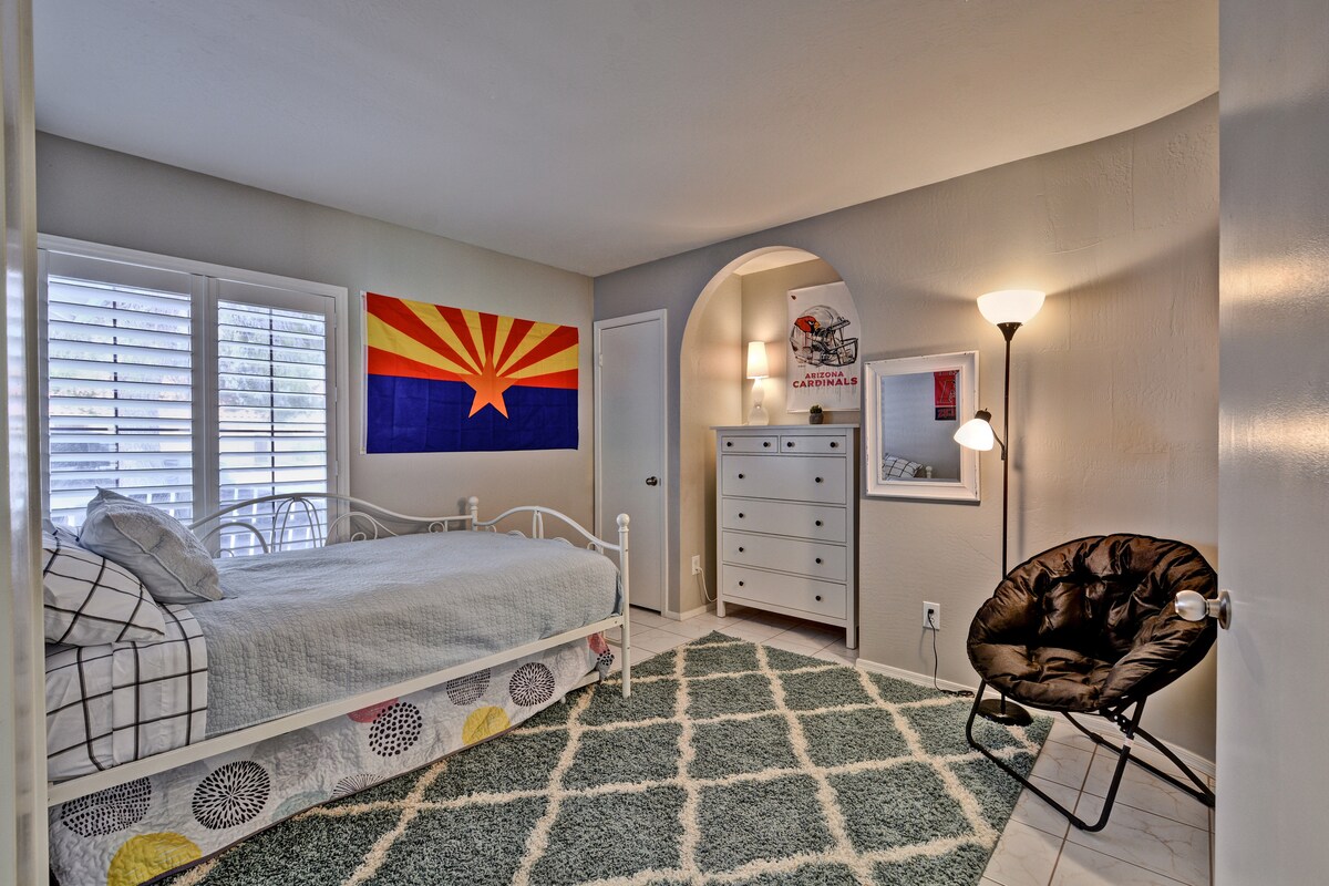 חדר שינה עם מיטה נפתחת