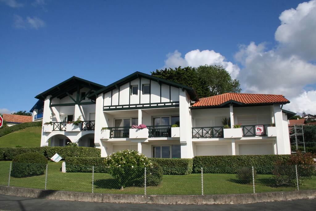 Appartement situé à l'étage à gauche sur la photo