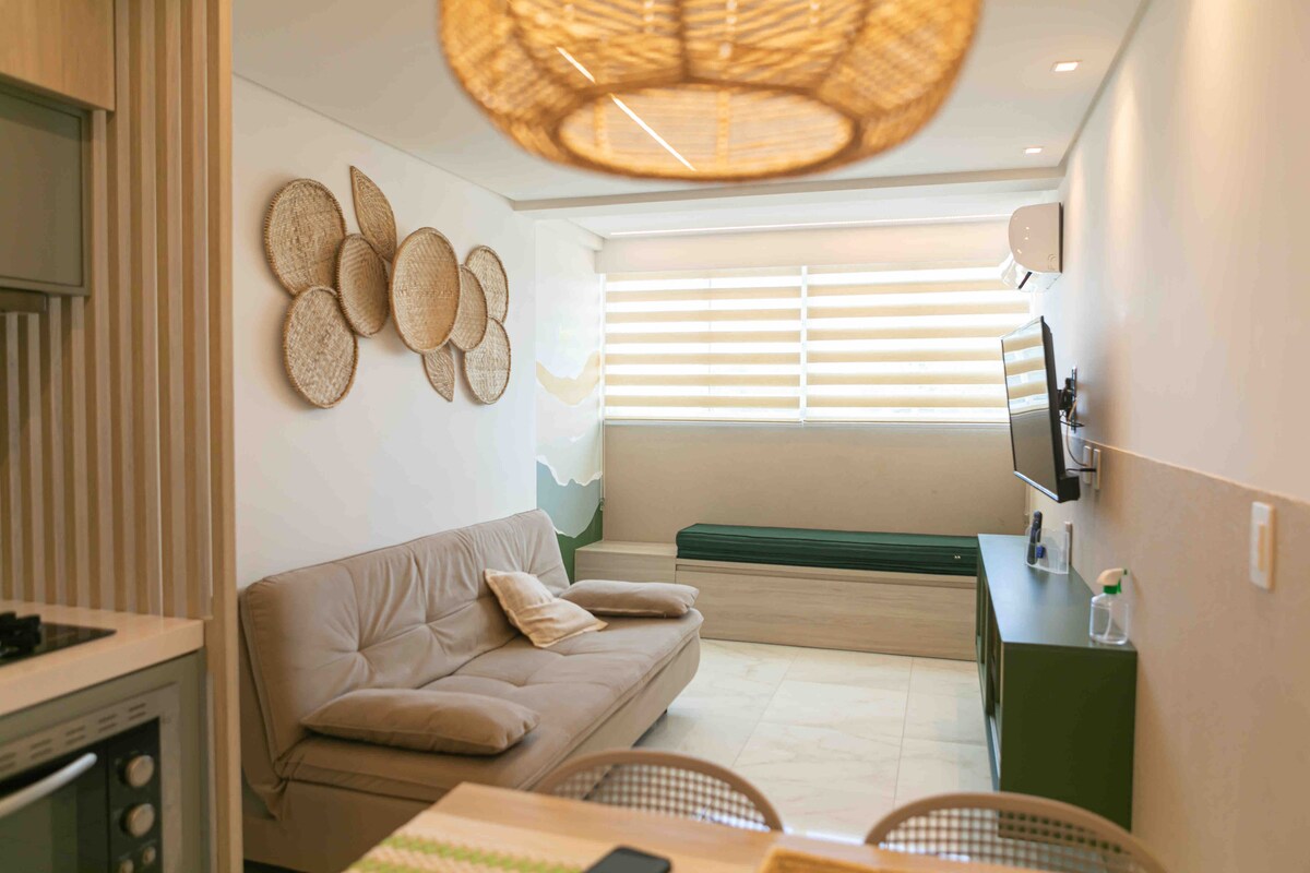 غرفة معيشة ذات ديكور ريفي مختلف. سرير أريكة مزدوج قابل للسحب وسرير محمول إضافي 