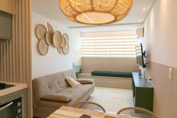 Sala con una decoración rústica diferente. Sofá cama doble retráctil y cama portátil adicional