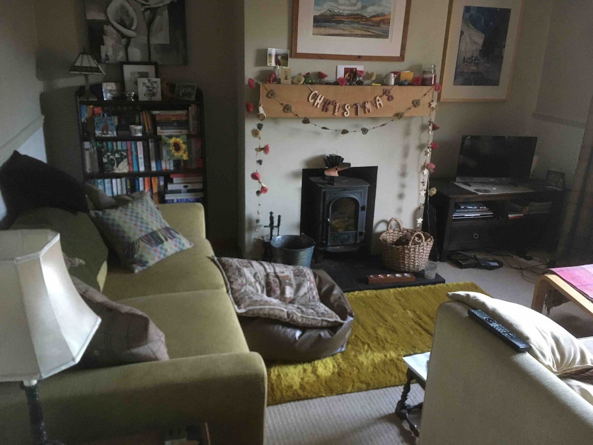 Hay 2 sofás, no hay camas en esta habitación. 