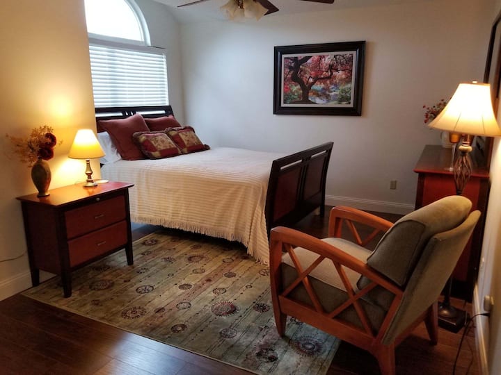 Spavaća soba br. 2 - Bračni madrac s madracem i luksuznim plahtama i jastucima