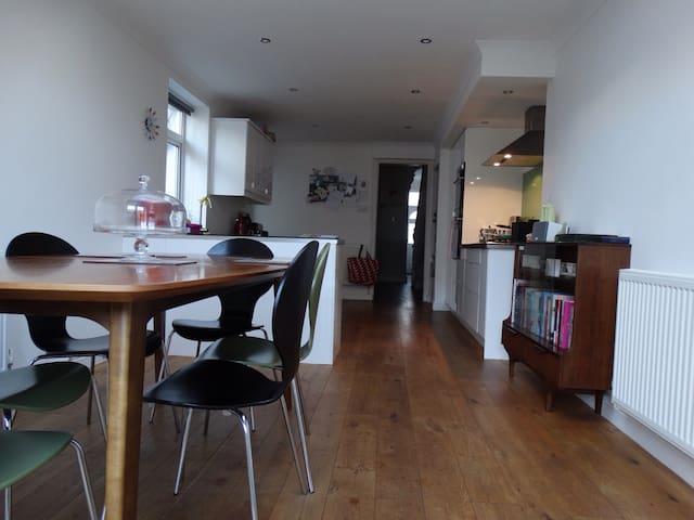 Lovely room near city centre & bay