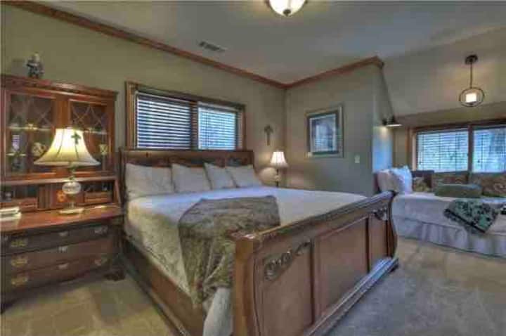 “The beds are super comfy. Wi-fi worked great.” Adair 
“Beds were one of the best we’ve had at many Airbnb stays” David 
“Beds were so comfortable. Each room had it owns privacy and King size bed” Dennis 