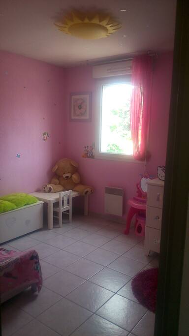 chambre enfant 11m2 lit bébé lit parapluie également à disposition si besoin commode 3 tiroirs bureau enfant et coffre à jouet