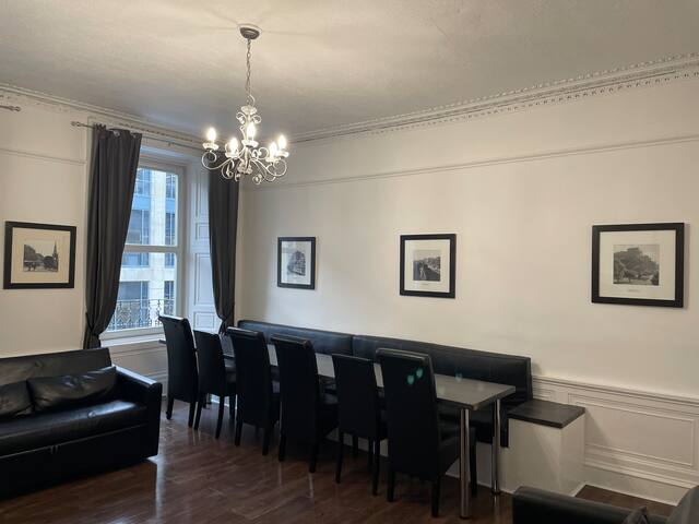 Central Morrison St Apartment sleeps 16 guests gallery image 4