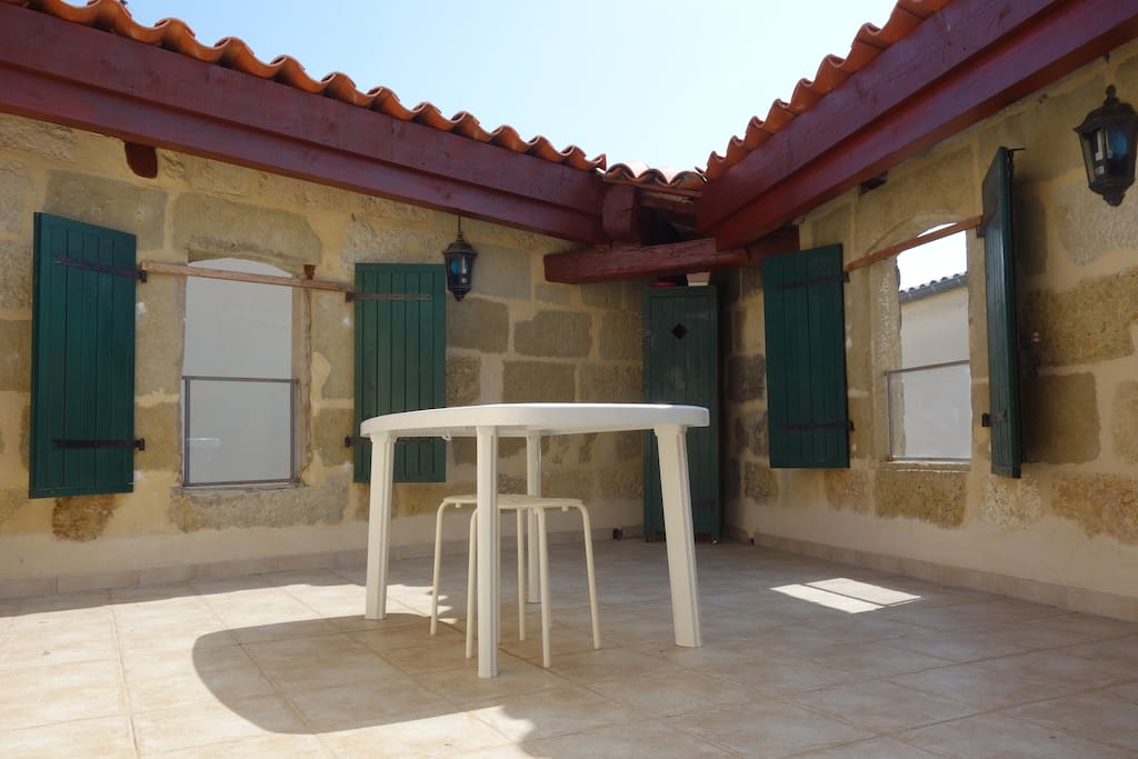 La grande terrasse, ensoleillée et sans vis-à-vis, est équipée d'une douche extérieure.
