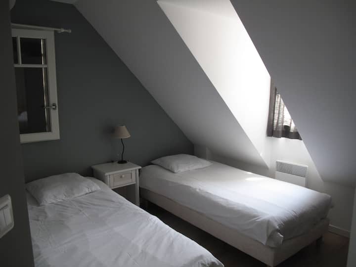 ห้องนอน 2 พร้อมเตียงแฝด 2 หลัง 