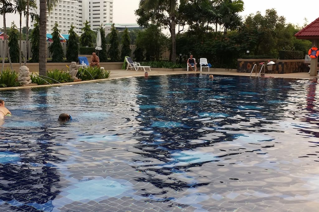 Piscine d'eau salée avec transat gratuits. Et resto thai à mini prix.