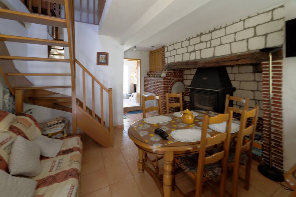salon-salle à manger avec couchage bz, escalier pour monter à l'étage, dans le fond entrée de la cuisine avec petite cour privée et salle de douche, lavabo, wc.