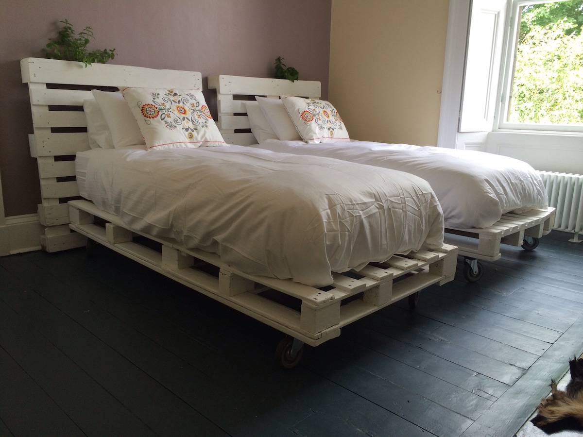 Single bed clearance pallet frame