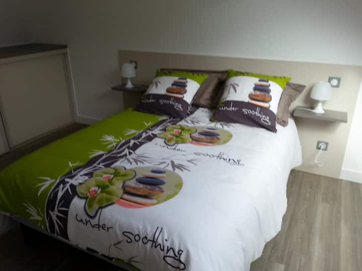 Deuxième chambre avec un lit de 140 cm  x 190 cm.
Un grand placard, penderie et étagères.
Tête de lit, table de chevet de chaque côté du lit et deux lampes de chevets.
Velux avec store jour et nuit.