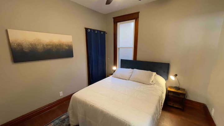 غرفة نوم في الطابق الأول مع خزانة ملابس وسرير بحجم كبير وحمام داخلي كامل.